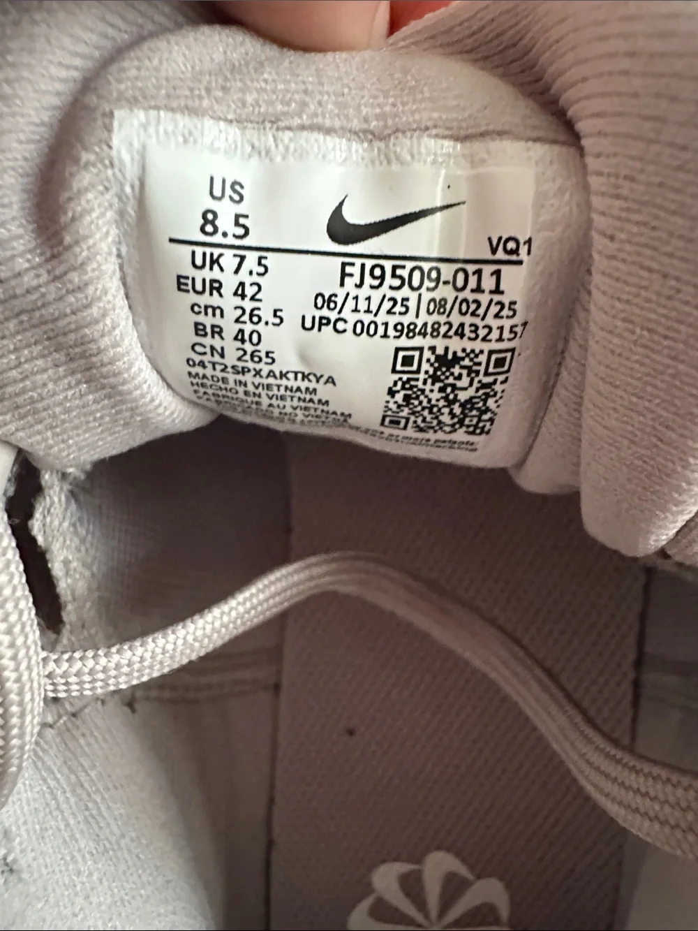 NWOT Nike Winflow 11 Women's Neutral Taupe Knit Running Sneakers 8 half woman